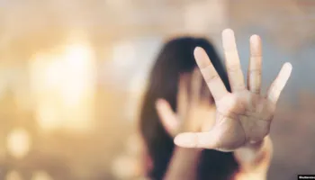 U abuzua nga tezja dhe kushëriri, ja si u zbulua skandali s*ksual me 12-vjeçaren! Çoi padashje një video pornografike në bisedë me shoqet