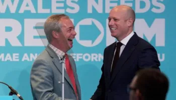 U arrestua pas akuzave për sulm, udhëheqësi i “Reform UK” të Farage në Uells jep dorëheqjen!