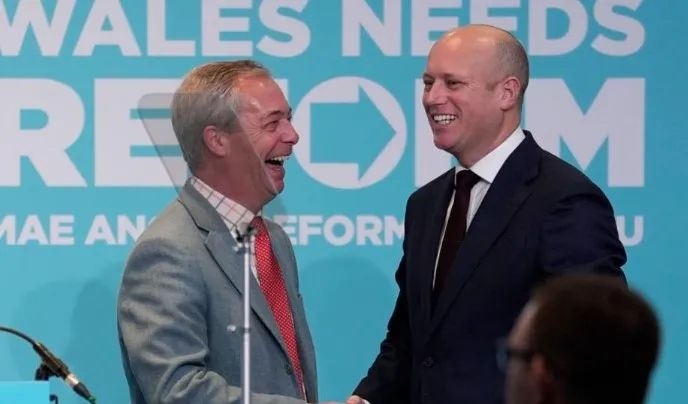 U arrestua pas akuzave për sulm, udhëheqësi i “Reform UK” të Farage në Uells jep dorëheqjen!