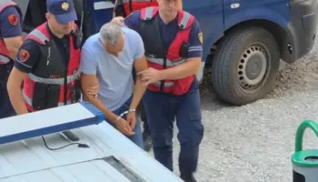 U arrestua se plagosi me drapër babanë e ish-bashkëjetueses, del para Gjykatës daja i deputetes Zegjine Çaushi