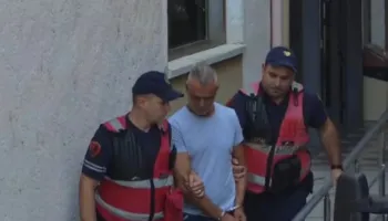 U arrestua se plagosi me drapër babanë e ish-bashkëjetueses, Gjykata e Fierit lë në “arrest me burg” dajën e deputetes Zegjine Çaushi
