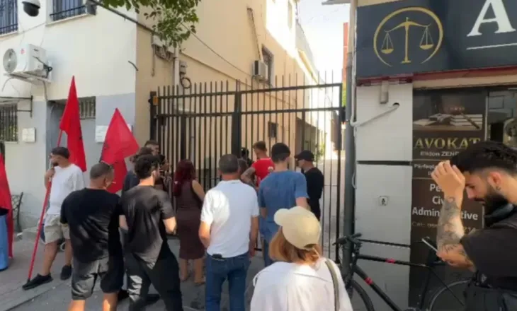 U arrestuan nga policia, protestuesit mblidhen para Komisariatit nr. 3: Lironi shqipet!