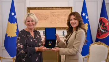 U.D. Presidentja Haxhiu dekoron Komitetin Norvegjez të Helsinkit me Medaljen Presidenciale të Meritave