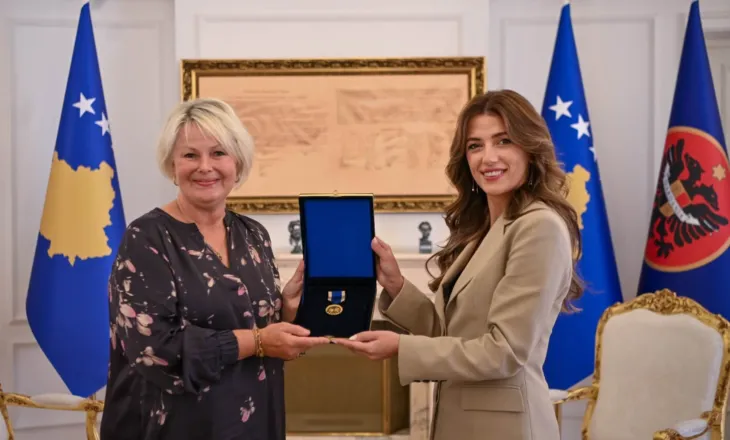 U.D. Presidentja Haxhiu dekoron Komitetin Norvegjez të Helsinkit me Medaljen Presidenciale të Meritave