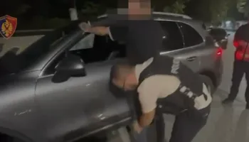 U ndalua për “Porsche Cayenne” luksoz, arrestohet 30-vjeçari, i gjenden lingota, monedha floriri e 4 mijë euro