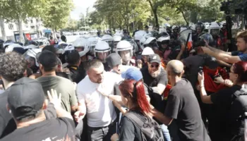 U ndaluan gjatë tensioneve para Parlamentit, lirohen 25 protestuesit dhe procedohen në gjendje të lirë