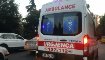 U përplas me shtyllën, humb jetën 21-vjeçari në Cërrik, plagoset pasagjeri