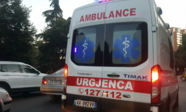 U përplas me shtyllën, humb jetën 21-vjeçari në Cërrik, plagoset pasagjeri