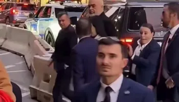 U qëllua me vezë në mes të New York, Rama: Çarten rrugëve si pula histerike. Korrupsioni? Shfaqëm aftësi vetëpastrimi