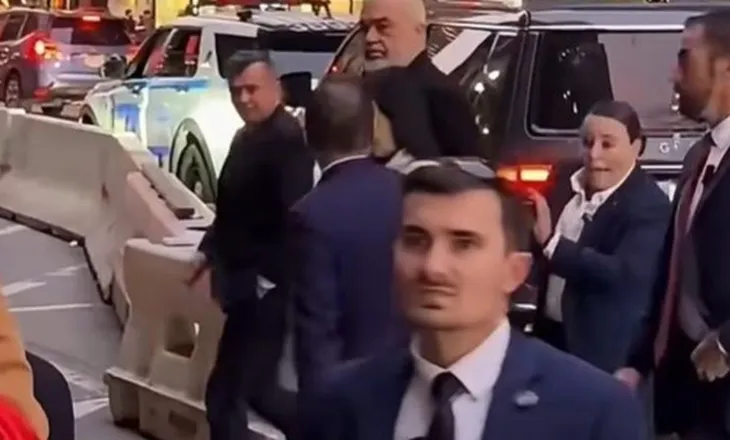 U qëllua me vezë në mes të New York, Rama: Çarten rrugëve si pula histerike. Korrupsioni? Shfaqëm aftësi vetëpastrimi