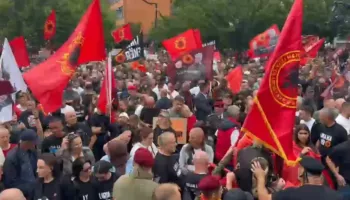 “U rrita me mungesën e babait”/ Vajza e dëshmorit Bajram Sylejmani me fjalim prekës në “Marshin për Liri”