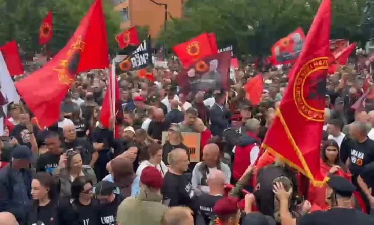 “U rrita me mungesën e babait”/ Vajza e dëshmorit Bajram Sylejmani me fjalim prekës në “Marshin për Liri”