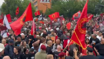“U rrita pa babanë, por me krenari”, vajza e dëshmorit në marshimin në Prishtinë