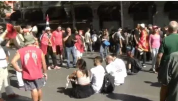 U shoqëruan gjatë protestës para Parlamentit, lirohen 25 protestuesit