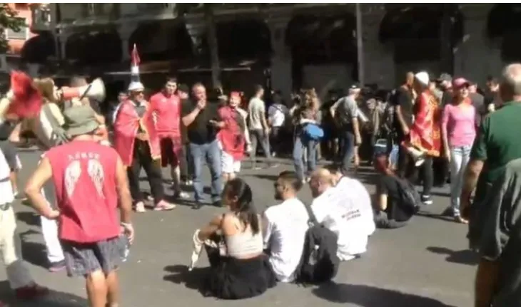 U shoqëruan gjatë protestës para Parlamentit, lirohen 25 protestuesit