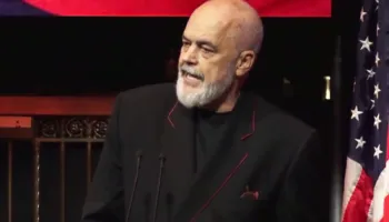 U sulmua me vezë nga protestuesit/ Rama: Flamurin e kam ngritur më lart se kurrë