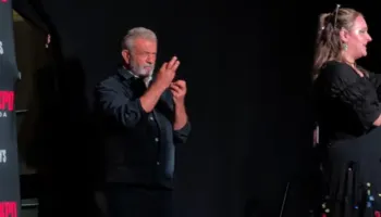 U tall me përkthyesen e gjuhës së shenjave, aktori Mel Gibson “kryqëzohet” nga fansat