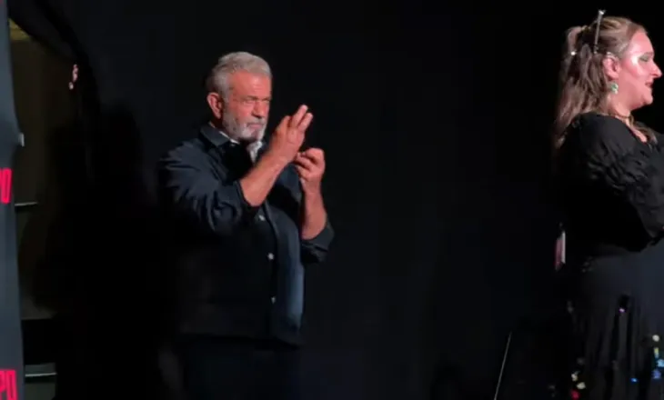 U tall me përkthyesen e gjuhës së shenjave, aktori Mel Gibson “kryqëzohet” nga fansat