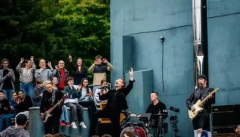U2 rikthehen në shkollën ku nisi gjithçka, 50 vjet pas krijimit të grupit