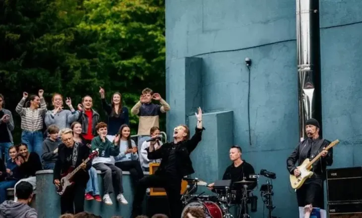 U2 rikthehen në shkollën ku nisi gjithçka, 50 vjet pas krijimit të grupit