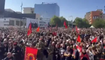 “UÇK, UÇK” pushton Prishtinën! Qytetarët me flamuj në duar nisen drejt zyrave të EULEX-it