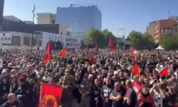 “UÇK, UÇK” pushton Prishtinën! Qytetarët me flamuj në duar nisen drejt zyrave të EULEX-it