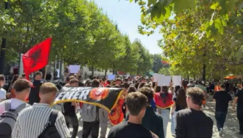 “UÇK, UÇK”/ Studentët e Prishtinës në këmbë kundër vendimit të Hagës: Falë asaj lufte, sot jetojmë në liri