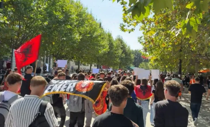 “UÇK, UÇK”/ Studentët e Prishtinës në këmbë kundër vendimit të Hagës: Falë asaj lufte, sot jetojmë në liri