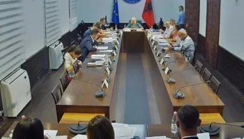Ulliri, zjarret dhe përmbytjet ‘ndezin’ debate në Kuvend, deputetët kërkojnë bilancin e dëmeve dhe laboratorë për eksportet në BE!
