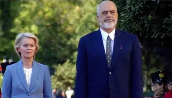 Ursula Von der Leyen mbërrin te Kryeministria, pritet me ceremoni zyrtare nga Rama