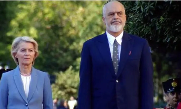Ursula Von der Leyen mbërrin te Kryeministria, pritet me ceremoni zyrtare nga Rama
