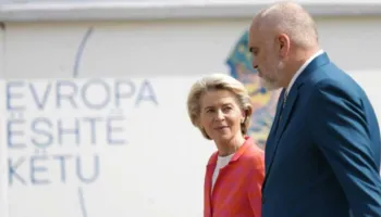 Ursula von der Leyen sot në Tiranë, të parin takon Begajn, pasdite konferencë me Ramën
