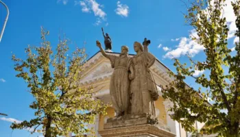 “Valltarët” dalin nga hija, skulpturat monumentale rikthehen në ish-Kinostudio