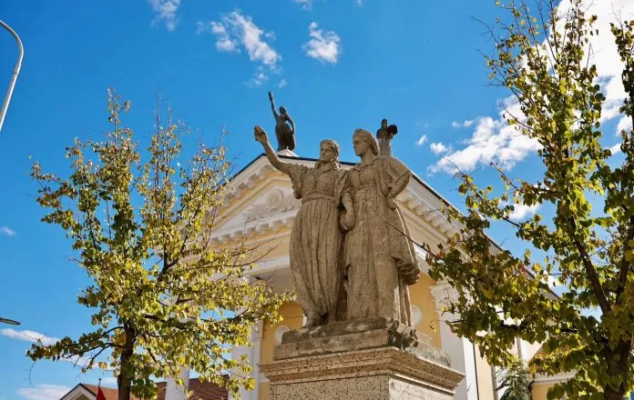 “Valltarët” dalin nga hija, skulpturat monumentale rikthehen në ish-Kinostudio