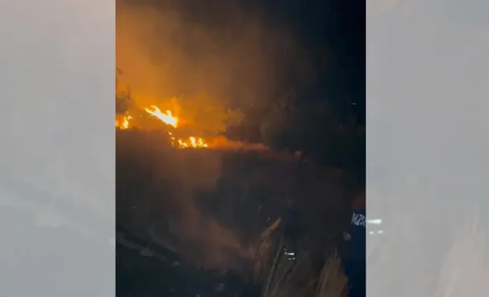 Vatër zjarri pranë Fushës së Aviacionit në Gjirokastër, shuhet në kohë! Dyshohet për zjarrvënie të qëllimshme