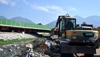 Veliaj mori drejtimin e Bashkisë nga qelia, nis pastrimi i Tiranës! Ndërhyrje në Bregun e Lumit dhe Urën e Kamzës (VIDEO)