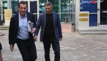Veliaj thellon kaosin në bashki dhe sfidon kryeministrin: Rikthen në detyrë njeriun që i shkarkoi Rama