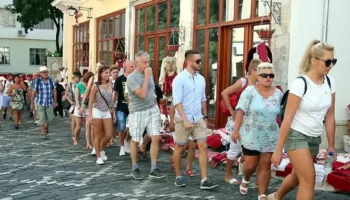 Vera 2026 rriti numrin e turistëve, por shtoi pikëpyetjet