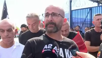 “Vetëm bashkimi e shpëton kombin”, protestuesi me lot në sy: Vendimi i Speciales i padrejtë, dënon luftën çlirimtare!