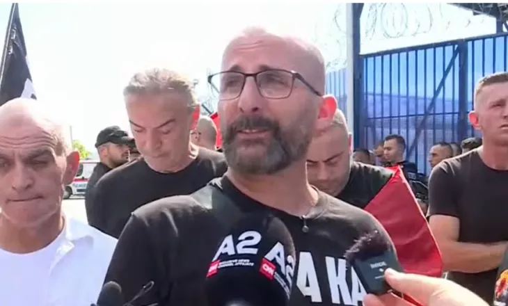 “Vetëm bashkimi e shpëton kombin”, protestuesi me lot në sy: Vendimi i Speciales i padrejtë, dënon luftën çlirimtare!