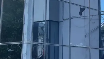VIDEO/ “Albin, hajde poshtë”, protestuesit hedhin gurë drejt Qeverisë së Kosovës pas vendimit për ish-krerët e UÇK