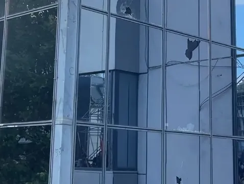 VIDEO/ “Albin, hajde poshtë”, protestuesit hedhin gurë drejt Qeverisë së Kosovës pas vendimit për ish-krerët e UÇK
