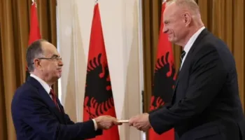 VIDEO/ Ambasadori amerikan Eric Wendt nis zyrtarisht detyrën në Tiranë! Pas takimit me Begajn, të mërkurën me ministrin e Jashtëm dhe të premten ceremonia e prezantimit