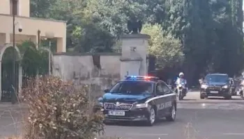 VIDEO/ Ambasadori i SHBA merr zyrtarisht detyrën, Eric Wendt i dorëzon letrat kredenciale Begajt! Momenti kur largohet nga Pallati i Brigadave pas gati 2 orësh takimi