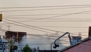 VIDEO/ Anija përfshihet nga zjarri në Portin e Shëngjinit, forca të shumta drejt vendngjarjes! Shmanget përhapja e flakëve, shkak dyshohet…