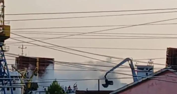 VIDEO/ Anija përfshihet nga zjarri në Portin e Shëngjinit, forca të shumta drejt vendngjarjes! Shmanget përhapja e flakëve, shkak dyshohet…