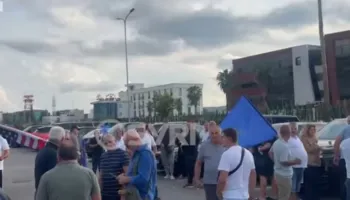 VIDEO/ Berisha kthehet nga SHBA, demokratët dalin në Rinas për ta pritur