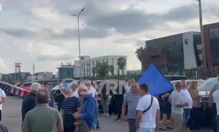VIDEO/ Berisha kthehet nga SHBA, demokratët dalin në Rinas për ta pritur
