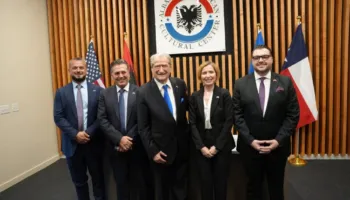 VIDEO/ Berisha vijon turin në Amerikë, ndalet në Teksas me shqiptarët e diasporës