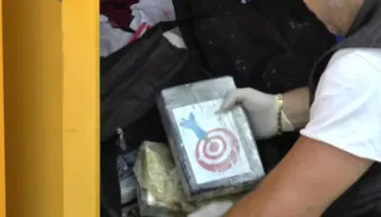 VIDEO/ Çanta me 70 kg kokainë dhe mbi 170 mijë euro në dhomën e gjumit, pranga shqiptarit